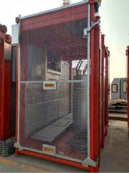 SC200/200齒輪傳動式三傳動升降機(jī)